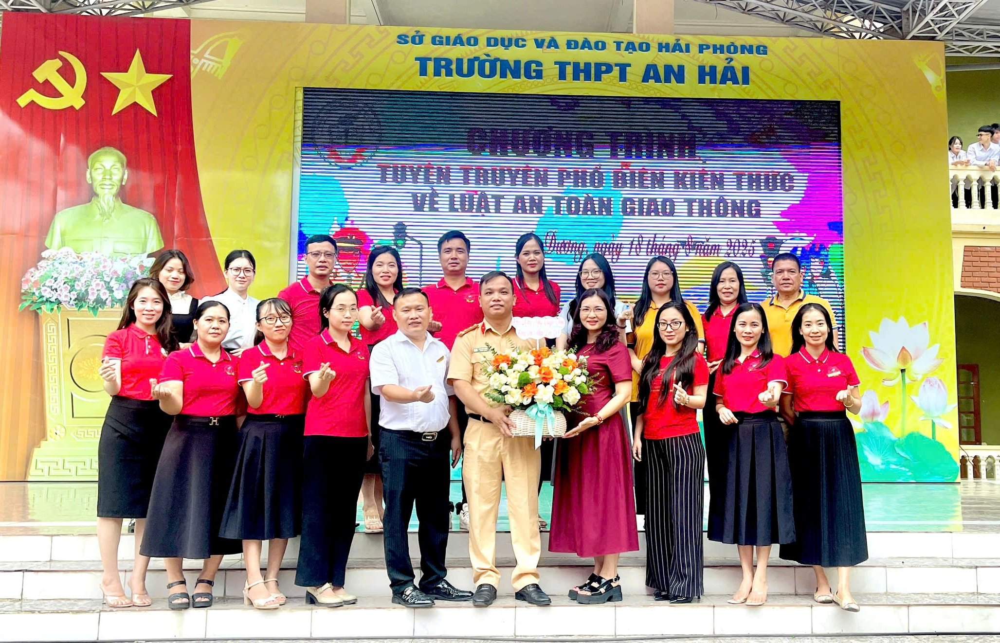 Trạm CSGT An Hưng phối hợp tuyên truyền pháp luật giao thông tại trường THPT An Hải